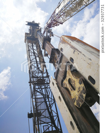 rig palificazione in metal background 32937731