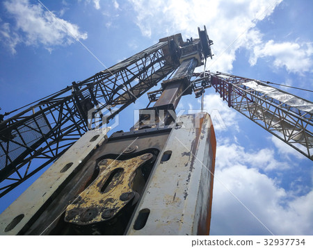 rig palificazione in metal background 32937734