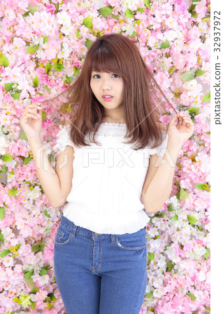 年輕女士的髮型 32937972