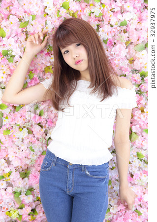 Young lady's hair style Young lady's hair style 32937975