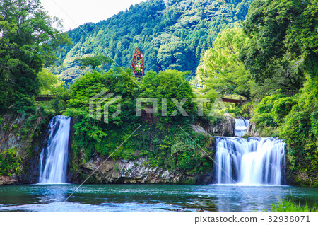 新鮮的綠色嬉野市，佐賀縣都市瀑布 32938071