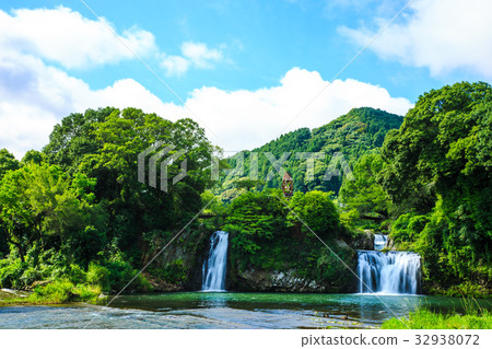 新鮮的綠色嬉野市，佐賀縣都市瀑布 32938072