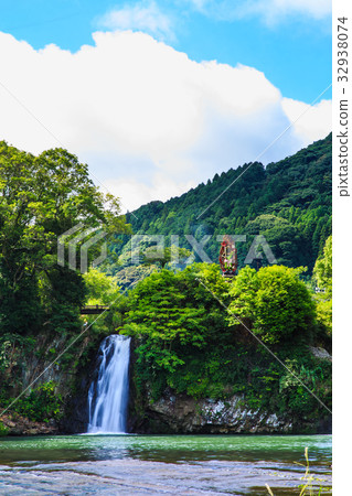 新鮮的綠色嬉野市，佐賀縣都市瀑布 32938074