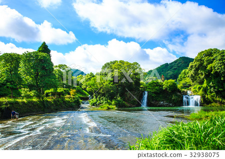 新鮮的綠色嬉野市，佐賀縣都市瀑布 32938075