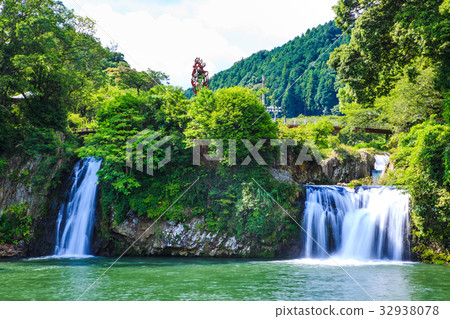 Urban waterfall of fresh green Ureshino City, Saga Prefecture 32938078