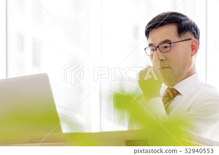 Businessman Businessman 32940553