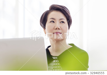 Business woman 32940555