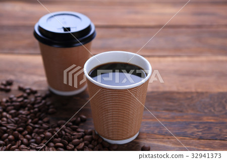 熱咖啡灑在紙杯裡 32941373