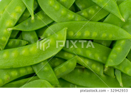 green snow pea pods background 32942933