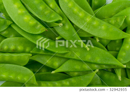 green snow pea pods background 32942935