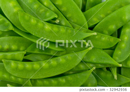 green snow pea pods background 32942936