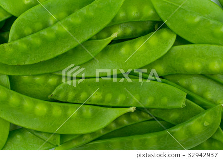 green snow pea pods background 32942937