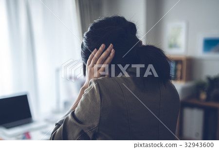 Woman Woman 32943600