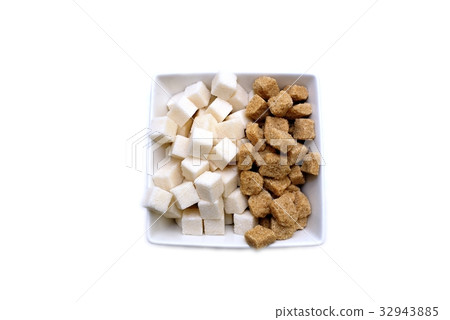 Brown and white refined sugar in square bowl Brown and white refined sugar in square bowl 32943885