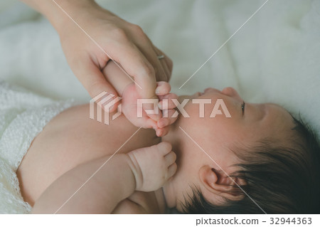 baby, infant, mother and child 32944363