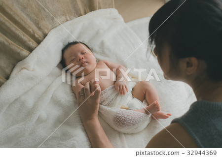 baby, infant, mother and child 32944369