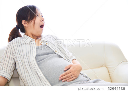 Pregnant woman yawning Pregnant woman yawning 32944386