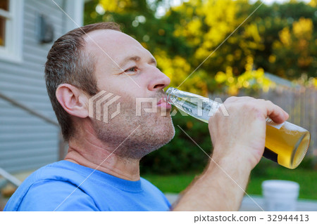 drinks, relax, leisure and people concept  32944413
