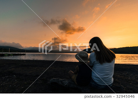 Mount Fuji Lake Yamanaka evening sun Parent and child Mount Fuji Lake Yamanaka evening sun Parent and child 32945046