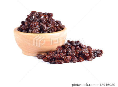 Dried raisins on a white background 32946080