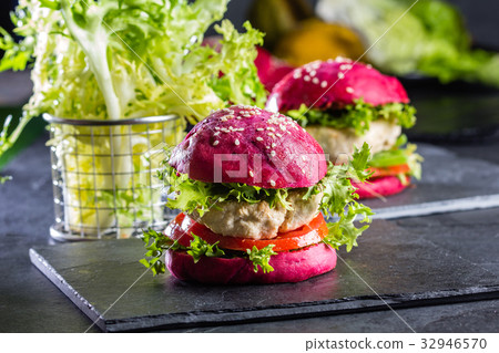 Colored purple beetroot buns and chicken burgers. 32946570