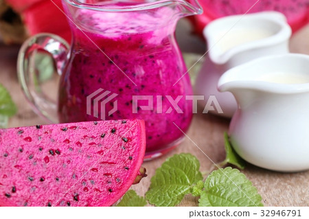 dragon fruit milk smoothies 32946791
