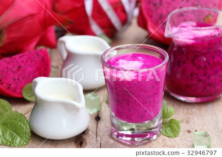 dragon fruit milk smoothies 32946797