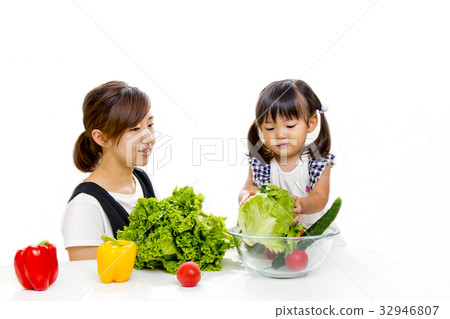 Image to prepare salad with parent and child 32946807
