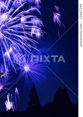 Dramatic fireworks decorating a Christmas tree Dramatic fireworks decorating a Christmas tree 32947144