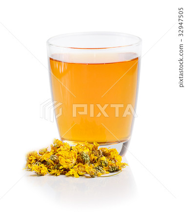 sweet chrysanthemum tea on glass with dry leaf sweet chrysanthemum tea on glass with dry leaf 32947505