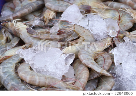 Fresh shrimp at the market Fresh shrimp at the market 32948060