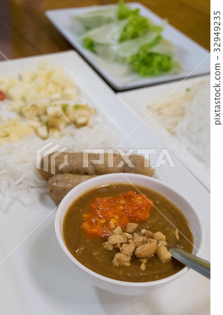 Vietnamese meatball wraps with vegetables  32949235