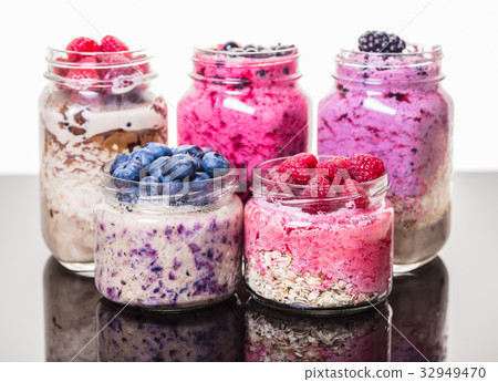 variety oatmeal with fresh berries 32949470