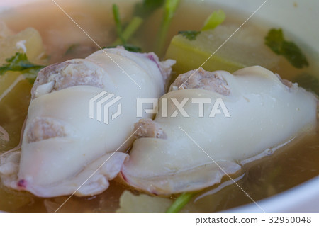 Squid stuffed with minced pork and soup 32950048