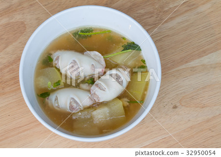 Squid stuffed with minced pork and soup 32950054