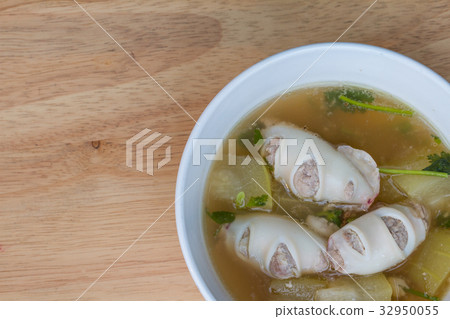 Squid stuffed with minced pork and soup 32950055