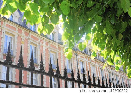 Paris Place des Vosges place des vosges 32950802