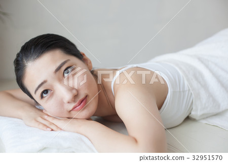 Woman taking a nap 32951570
