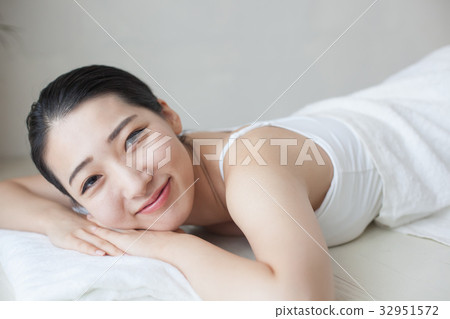 Woman taking a nap 32951572