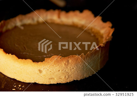 Blank for cheesecake.The layer of crushed biscuits 32951925