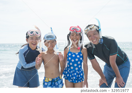 Family snorkeling Family snorkeling 32951977