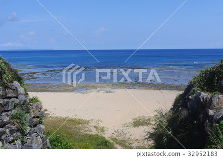 Low tide Low tide 32952183