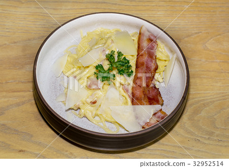 Spaghetti carbonara with fried bacon and cheese 32952514
