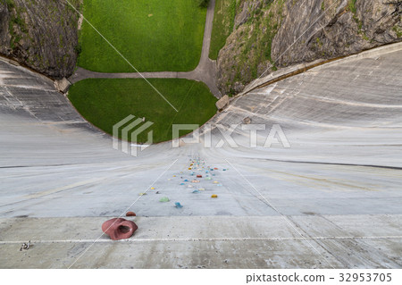 Climbing wall on Luzzone dam 32953705