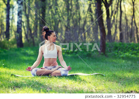 Young woman doing yoga exercises in the summer 32954775