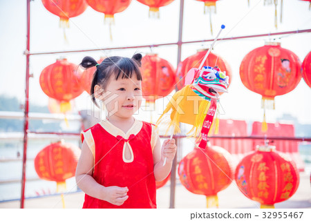 Little girl wearing chinese traditional costume Little girl wearing chinese traditional costume 32955467