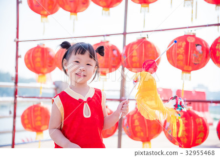 Little girl wearing chinese traditional costume Little girl wearing chinese traditional costume 32955468