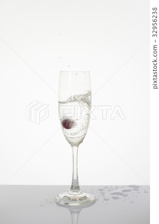 Grapes in a glass, Soda splashes in the glass 32956238