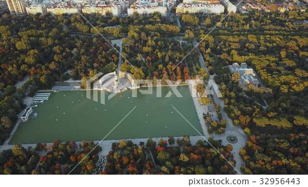 flight drones over the famous Park of the Retiro 32956443