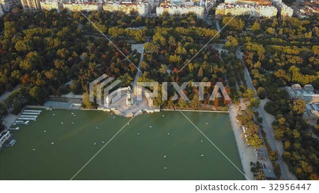 flight drones over the famous Park of the Retiro 32956447
